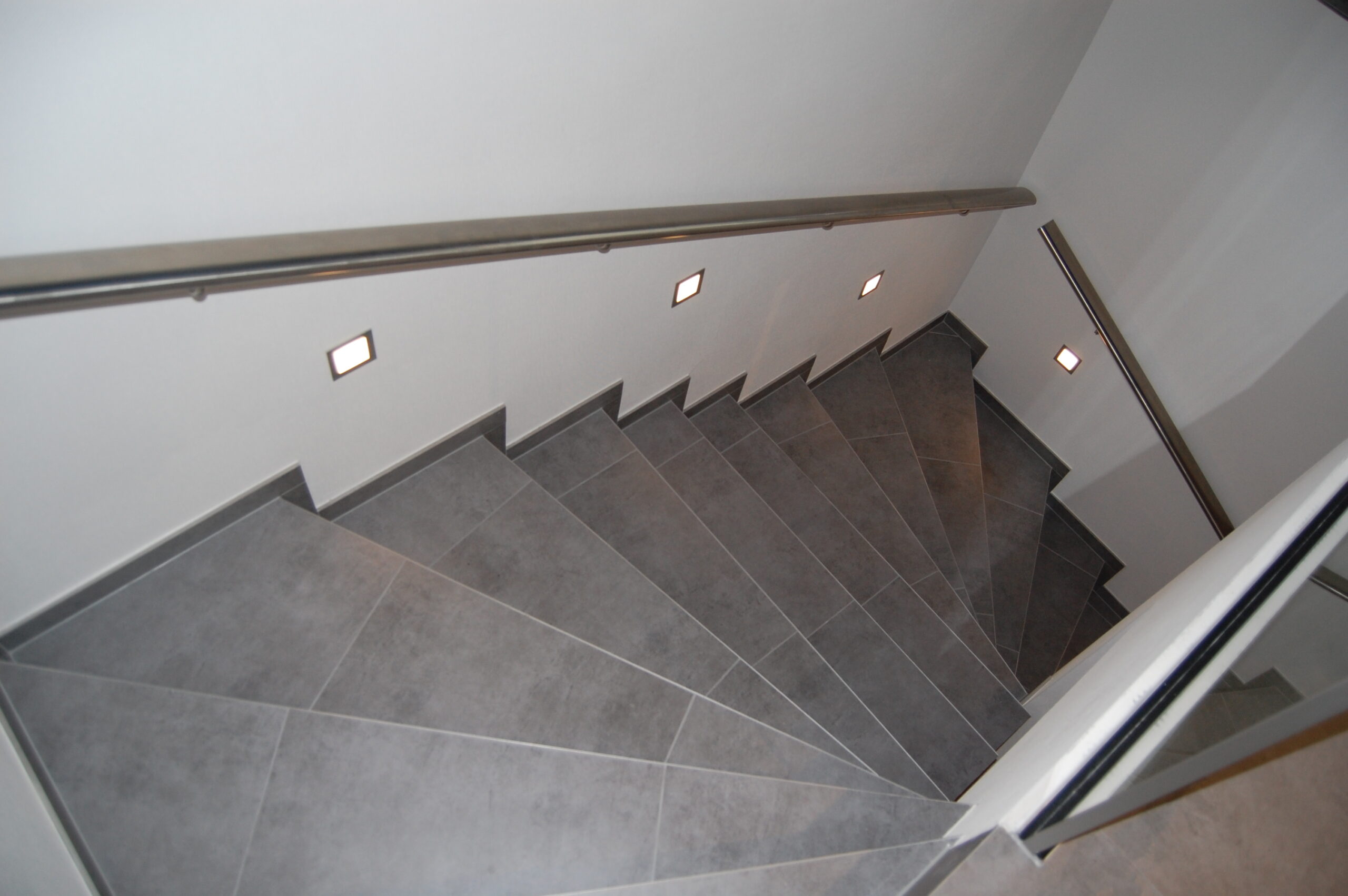 Treppe mit Fliese hoher Abriebklasse